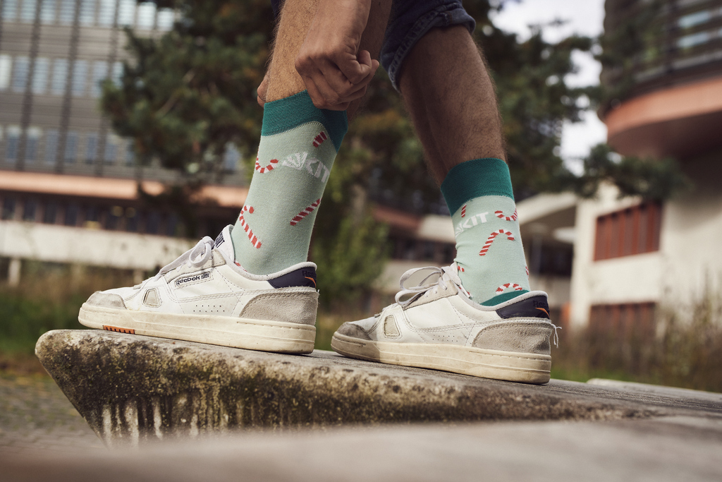 grüne Socken mit weihnachtlichen Motiven