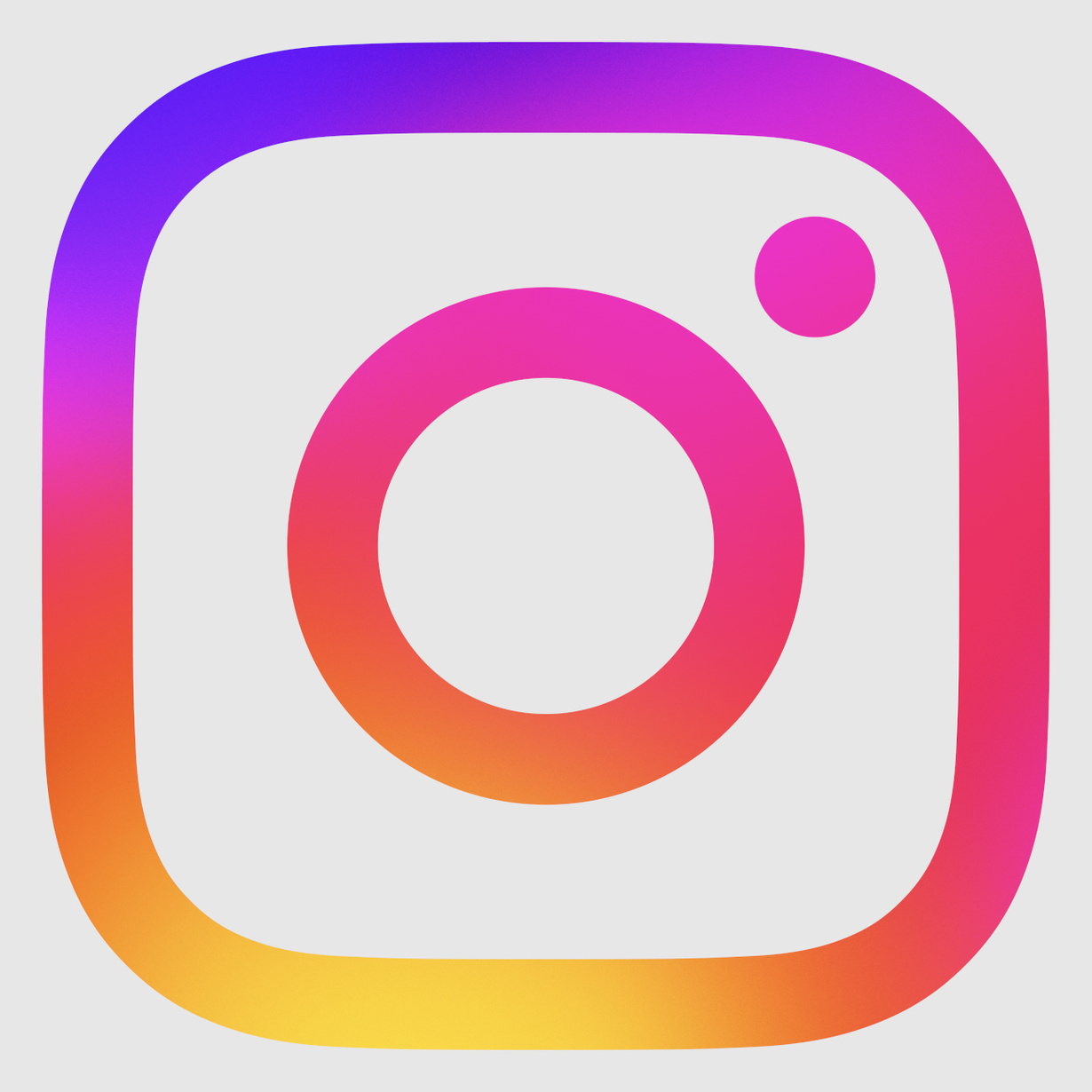 Instagram-Logo in Verlauf von Lila, Pink und Orange auf hellem Hintergrund.